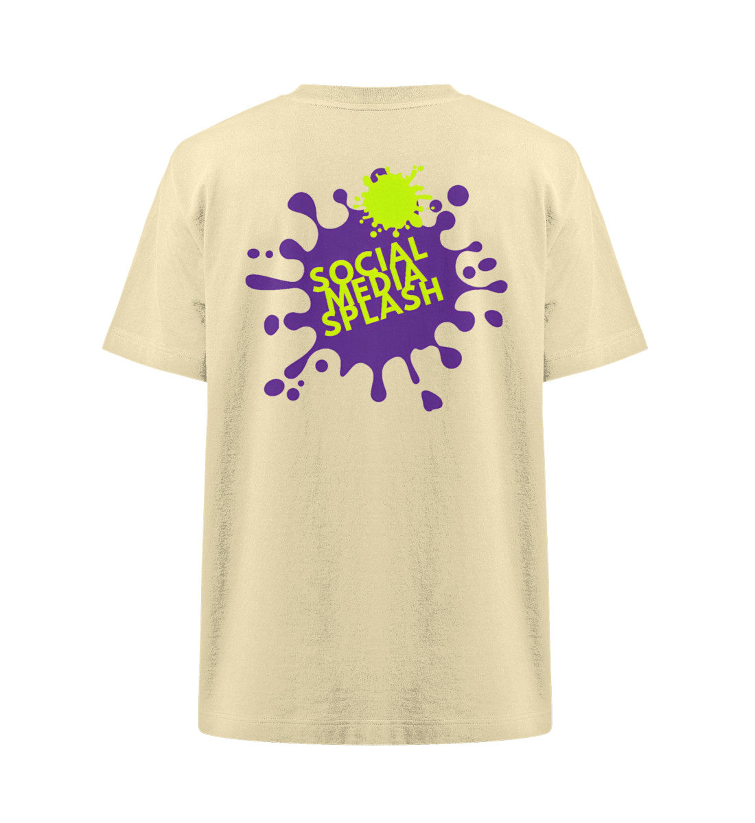 Beiges T-Shirt mit großflächigem Rückendruck: violetter Farbspritzer mit darüberliegendem neongrünen Klecks. Darin platziert der Schriftzug „SOCIAL MEDIA SPLASH“ in Neongrün.