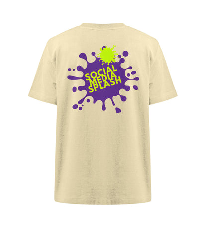 Beiges T-Shirt mit großflächigem Rückendruck: violetter Farbspritzer mit darüberliegendem neongrünen Klecks. Darin platziert der Schriftzug „SOCIAL MEDIA SPLASH“ in Neongrün.