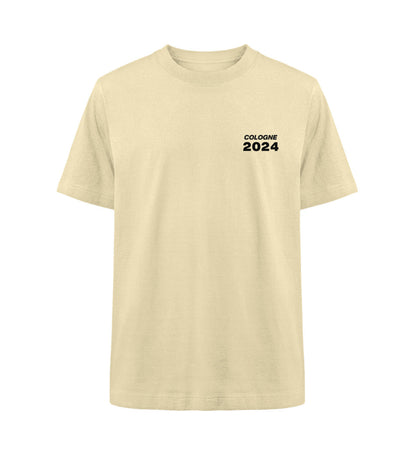 Beiges T-Shirt mit schwarzem, kleinem Frontprint oben links: „COLOGNE 2024“ in klarer Großbuchstaben-Typografie.