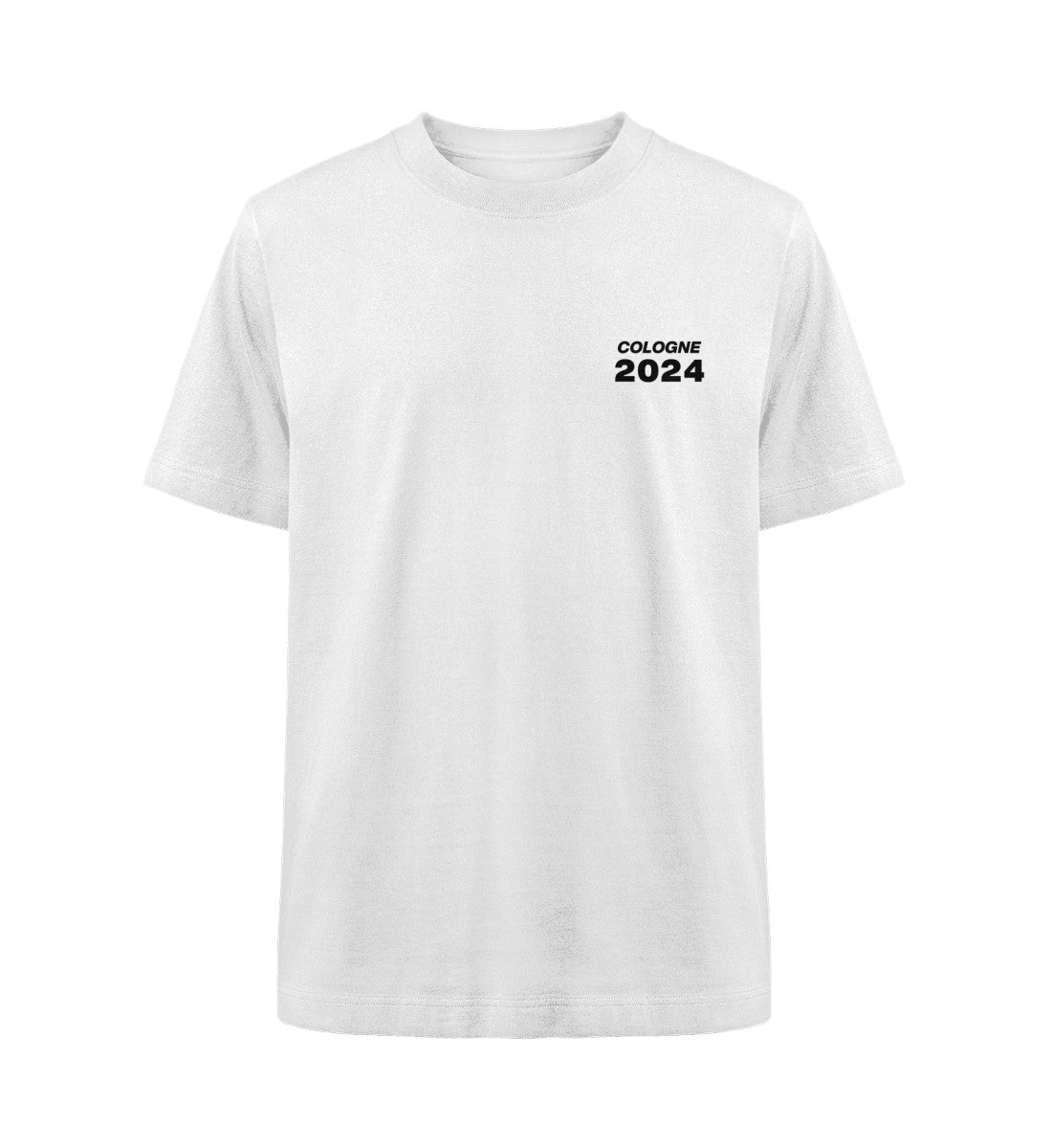 Weißes T-Shirt mit schwarzem, kleinem Frontprint oben links: „COLOGNE 2024“ in klarer Großbuchstaben-Typografie.