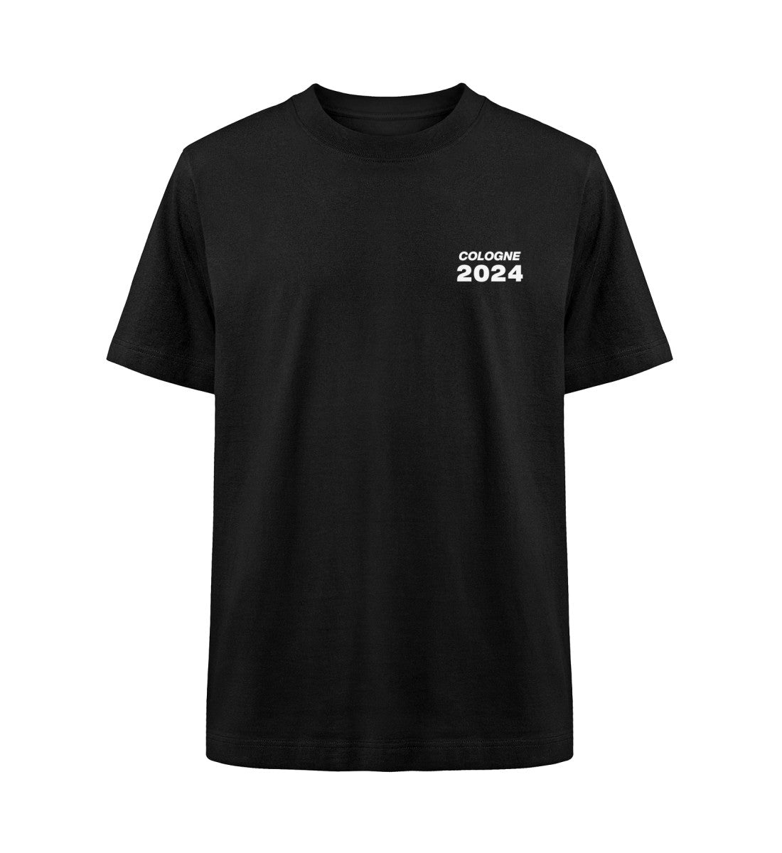 Schwarzes T-Shirt mit kleinem weißen Frontprint auf der linken Brust. Der Druck zeigt den Schriftzug „COLOGNE 2024“ in zwei Zeilen, wobei „COLOGNE“ in Großbuchstaben schmal gesetzt ist und „2024“ fett hervorgehoben darunter steht.